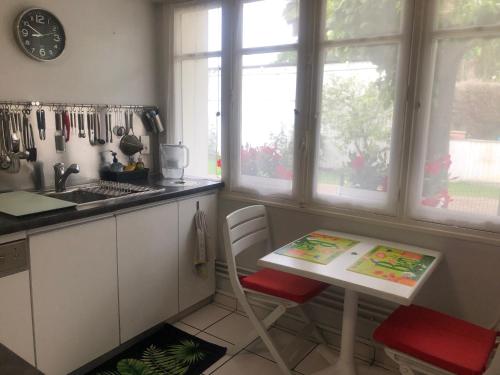 Η κουζίνα ή μικρή κουζίνα στο APPARTEMENT PLAIN-PIED Terrasse Jardin Parking