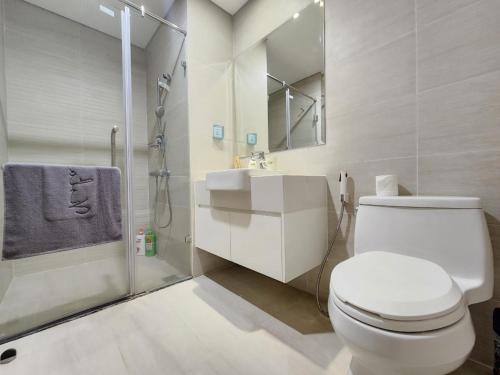 W łazience znajduje się toaleta, umywalka i prysznic. w obiekcie Vinhomes Skylake Pham Hung-Lilyland-near Keangnam w mieście Hanoi