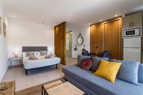 salon z kanapą i łóżkiem w obiekcie Sur Suites PYR vista mar w mieście Fuengirola
