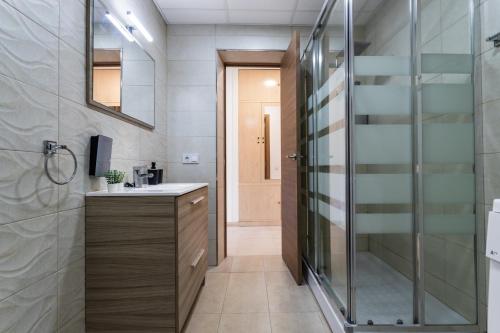 łazienka z prysznicem i umywalką w obiekcie Sur Suites PYR vista mar w mieście Fuengirola