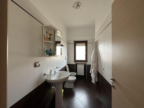 y baño con aseo, lavamanos y aseo. en Machiavelli Apartment Meravigliosa Puglia Real Estate, en Carovigno