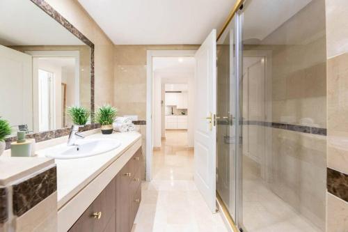 łazienka z prysznicem i umywalką w obiekcie Beautiful newly renovated Apt El Palmeral RDR306 w Marbelli