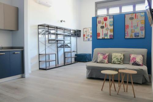 sala de estar con sofá y 2 mesas en Smart and Comfy Apartment - Via Repubblica di San Marino, en Milán