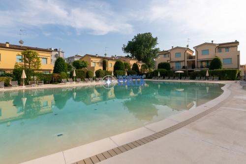 สระว่ายน้ำที่อยู่ใกล้ ๆ หรือใน Residence Borgo dei Fiori