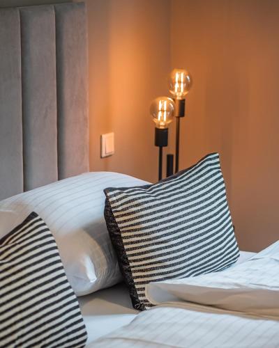 Ένα ή περισσότερα κρεβάτια σε δωμάτιο στο Eddie’s Design Apartments