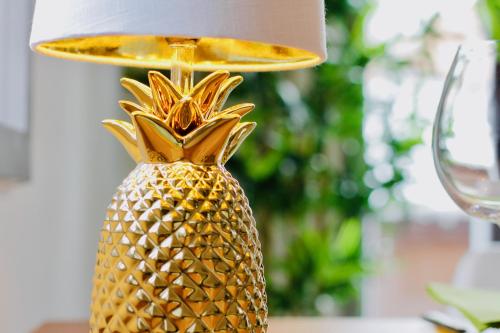 a pineapple vase with a hat on top of it at FeWoZauber - Domspatz, 50qm, Top-Lage, Style, Dachterrasse, Business in Schwerin