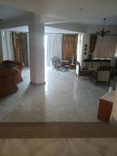 una sala de estar con sofás y sillas y una sala de estar con en Villa amir, en Sarābiyūm
