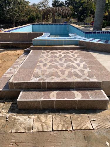 um conjunto de degraus em frente a uma piscina em Villa amir em Sarābiyūm