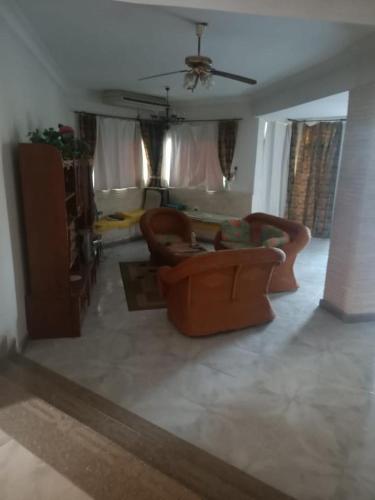 uma sala de estar com sofás e um tecto em Villa amir em Sarābiyūm