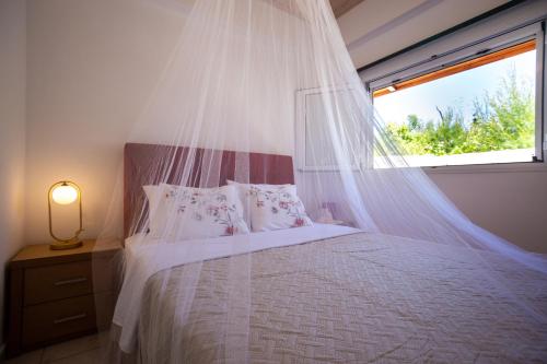 1 dormitorio con 1 cama con mosquitera en Zante Sunny Mountain, en Anafonítria