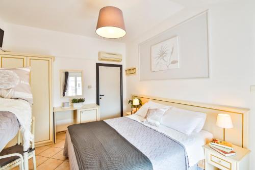 um quarto com uma cama e uma mesa com um candeeiro em Hotel Il Nido em Rimini
