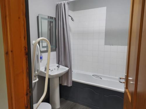 ブリッジウォーターにあるThe Babbling Brookのバスルーム(洗面台、トイレ、バスタブ付)
