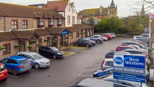 a bunch of cars parked in a parking lot at Best Western Weymouth Hotel Rembrandt in Weymouth