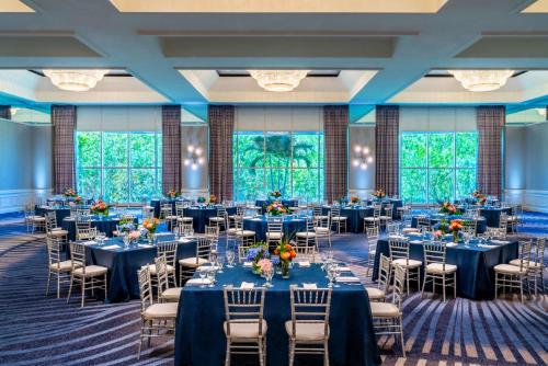 um salão de banquetes com mesas e cadeiras com toalhas de mesa azuis em Grand Hyatt Tampa Bay em Tampa