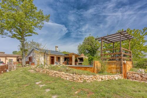 een huis met een stenen muur in de tuin bij Rustic Home Izabel - Happy Rentals in Pazin