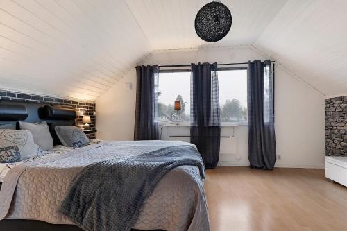 מיטה או מיטות בחדר ב-Guestly Homes - 4BR Corporate Villa