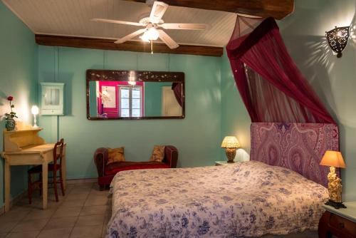 - une chambre avec un lit, un ventilateur de plafond et un miroir dans l'établissement Mia Casa - Orient - Charming & central room, à Arles