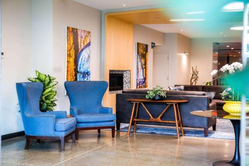 Un lugar para sentarse en Wingate by Wyndham Bronx Haven Park