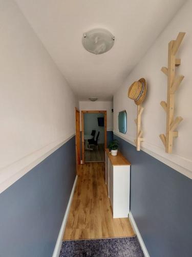 a hallway with a blue and white room with a desk at Ferienhaus Flessenow am Schweriner See in Flessenow