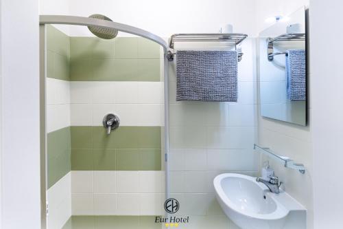 uma casa de banho com um lavatório e um chuveiro em EURHOTEL em Florença