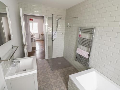 baño blanco con ducha y lavamanos en Purteen, en Achill