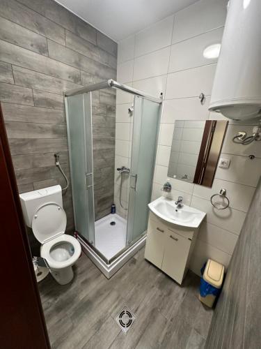 Bilik mandi di Five Apartments Boska Buhe
