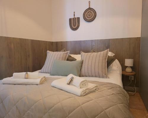 un grand lit avec deux serviettes dessus dans l'établissement LE LINDOS T2 PROCHE PLAGES, à Antibes