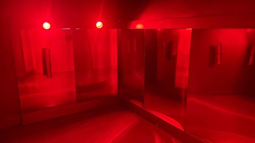 czerwony pokój z czerwonymi światłami w obiekcie Sanatoriy Samara 