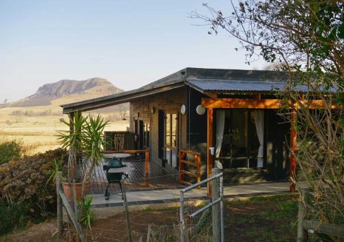 ein kleines Haus mitten auf einem Feld in der Unterkunft Rockwood Karkloof Farm House and Farm Cottage in Howick