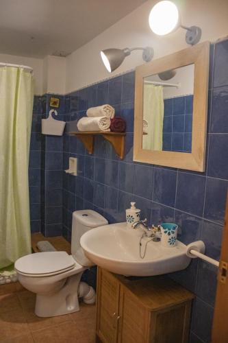 ein Badezimmer mit Waschbecken, Toilette und Spiegel in der Unterkunft Torre Forcheron in Amposta