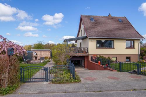 una casa con una valla delante de ella en Ferienwohnung in Stahlbrode, en Stahlbrode