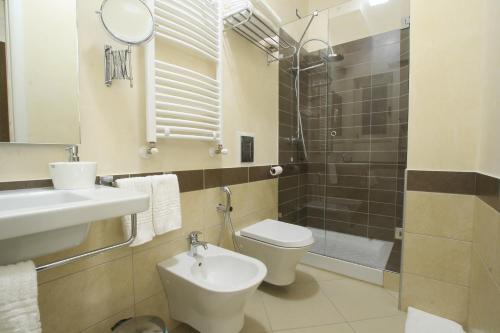 een badkamer met een toilet, een wastafel en een douche bij B&B Colle del Re in Gravina in Puglia