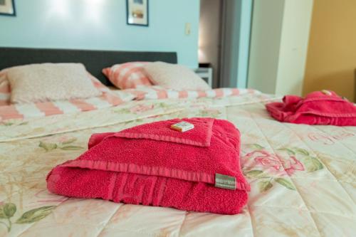 dos toallas rosas sentadas encima de una cama en Ferienwohnung in Stahlbrode, en Stahlbrode