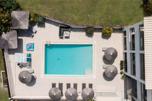 una vista aérea de una piscina en una casa en Delight Corfu Apart Hotel, Sidari en Sidari