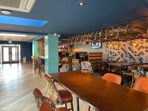 Χώρος καθιστικού στο Chichester Lakeside Holiday Park Lakefront Lodge
