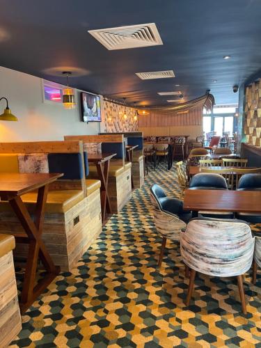Χώρος καθιστικού στο Chichester Lakeside Holiday Park Lakefront Lodge