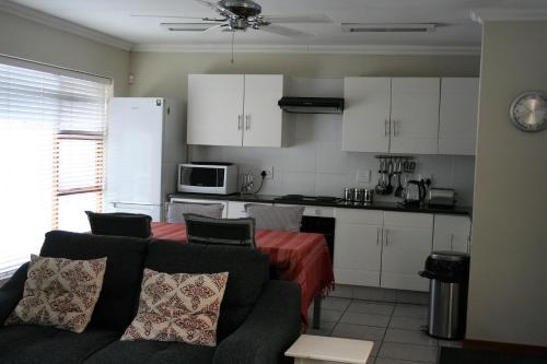 Cuisine ou kitchenette dans l'établissement Touch of Class Guest House