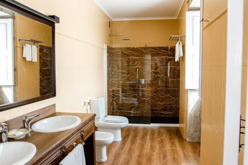蓬蒂迪利馬的住宿－Quinta do Convento de Val´ Pereiras，浴室配有2个盥洗盆、卫生间和淋浴。