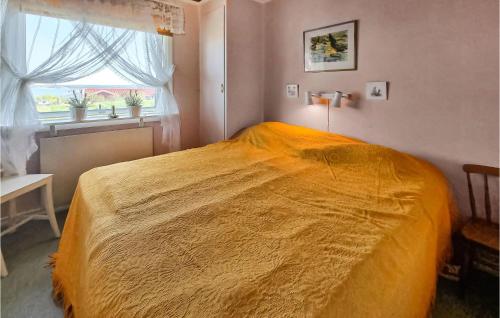 Postel nebo postele na pokoji v ubytování Amazing Home In Bergastrand With Kitchen