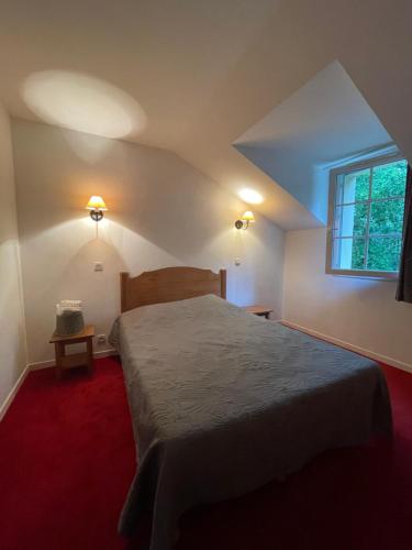 um quarto com uma cama e uma janela em Appartement dans joli village de vacances 47150 em Monflanquin