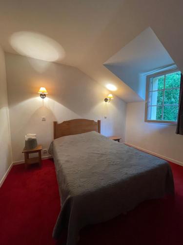 a bedroom with a bed and a window at Appartement dans joli village de vacances 47150 in Monflanquin