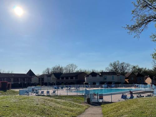 une piscine dans un parc avec des maisons dans l'établissement Appartement dans joli village de vacances 47150, à Monflanquin