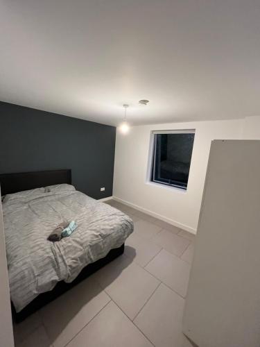 a bedroom with a bed and a window at Cozy two bed apartment in Clapham 1 in London