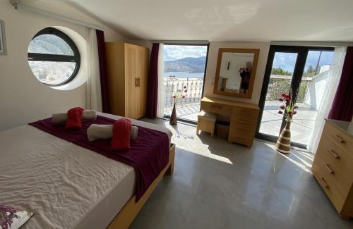 Villa Kirmizi Lale, Private Pool, Gardens, Very Close to Town – No Need for Taxi