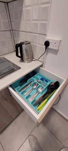 un cassetto su un bancone con sopra degli utensili di Stay With Oleg C17 a Paralimni