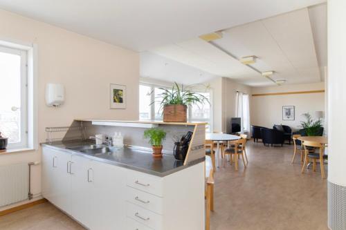 Habitación vacía con cocina y comedor en Härnösands folkhögskolas Bed & Breakfast en Härnösand