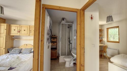 - une chambre avec un lit et une salle de bains dans l'établissement Grand Cerf 67 appartement Saint Jean D Aulps, à Saint-Jean-dʼAulps