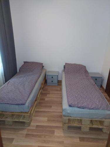 Een bed of bedden in een kamer bij Apartament Manufaktura 17