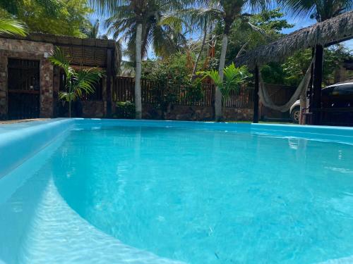 - une grande piscine d'eau bleue dans la cour dans l'établissement Casa MYM BOUGANVILLE 1 e 2, à Jericoacoara