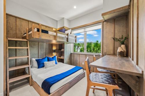 um quarto com um beliche e uma secretária em Elevated Perspective em Siesta Key